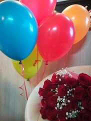 Гелиевые шарики с букетом из красных роз
