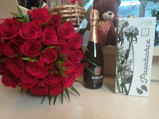 Букет из 24 красных роз с шампанским