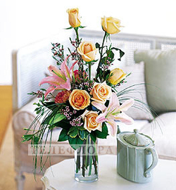 Букет цветов "Великолепие роз и лилий"