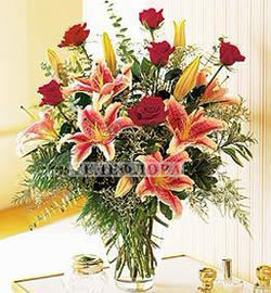 Букет цветов из роз и лилий «Поздравляю»