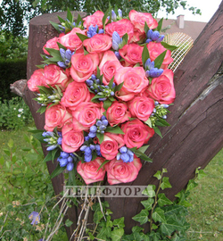 Букет из 25 розовых роз и ирисов «Незабываемый аромат»