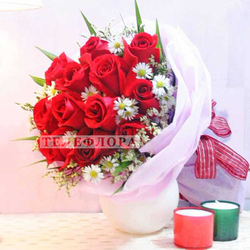 Букет из 11 красных роз и белых хризантем
