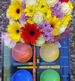 Букет цветов «Солнечное утро»+набор посуды