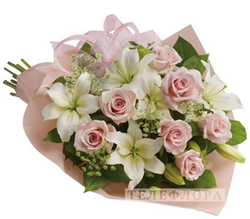 Букет из 7 розовых роз и белых лилий