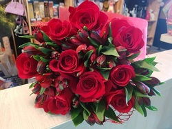 Букет цветов "Красные розы и альстромерии