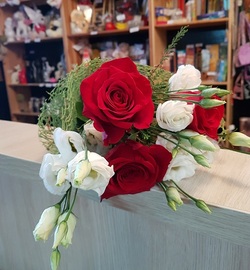 Букет цветов "Красные розы и эустомы &#9825;"