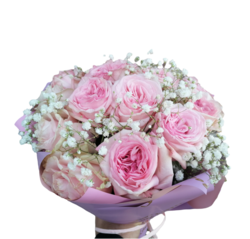 Букет из розовых роз с гипсофилой